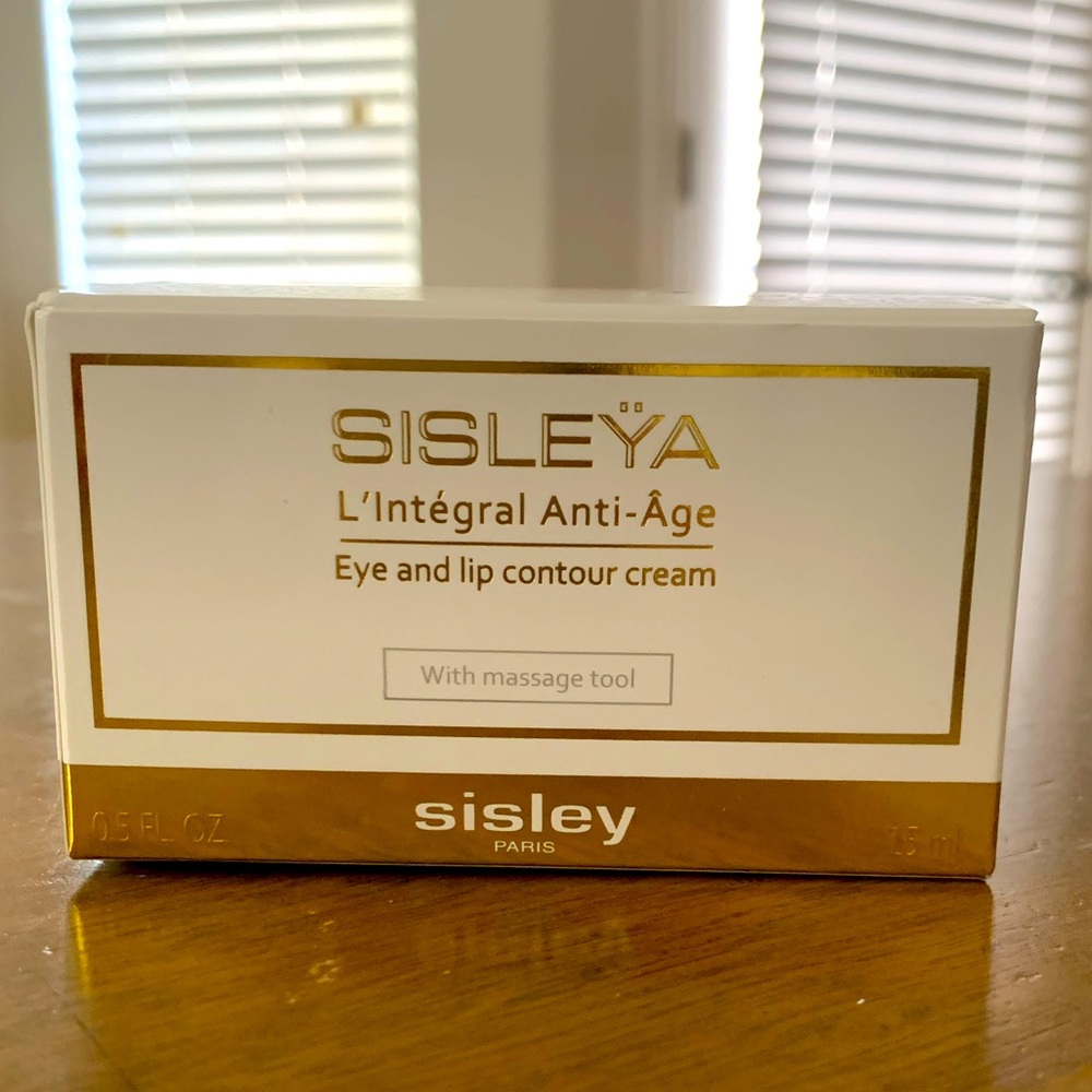 Sisley-Paris
Sisleÿa L'Integral Anti-Age Cream || 0.5 oz
